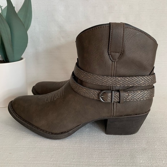 New Dingo Aydra Dark Taupe Faux Leather Ankle Strap Western Booties Woman’s 9.5M - Picture 3 of 12